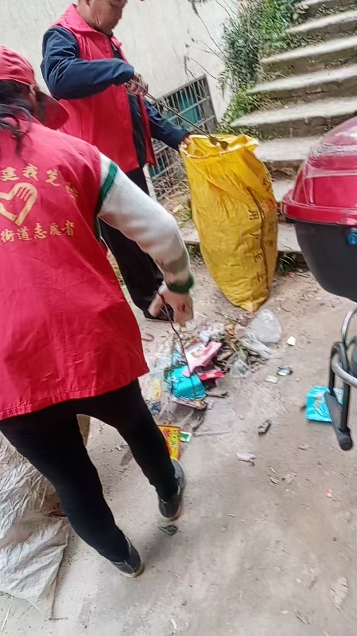 桥东社区开展人居环境整治大扫除 共建宜居家园